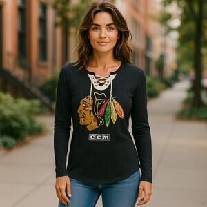 CCM Womens Top Sz M Official Vintage Apparel Chicago Blackhawks Lace Up Pullover